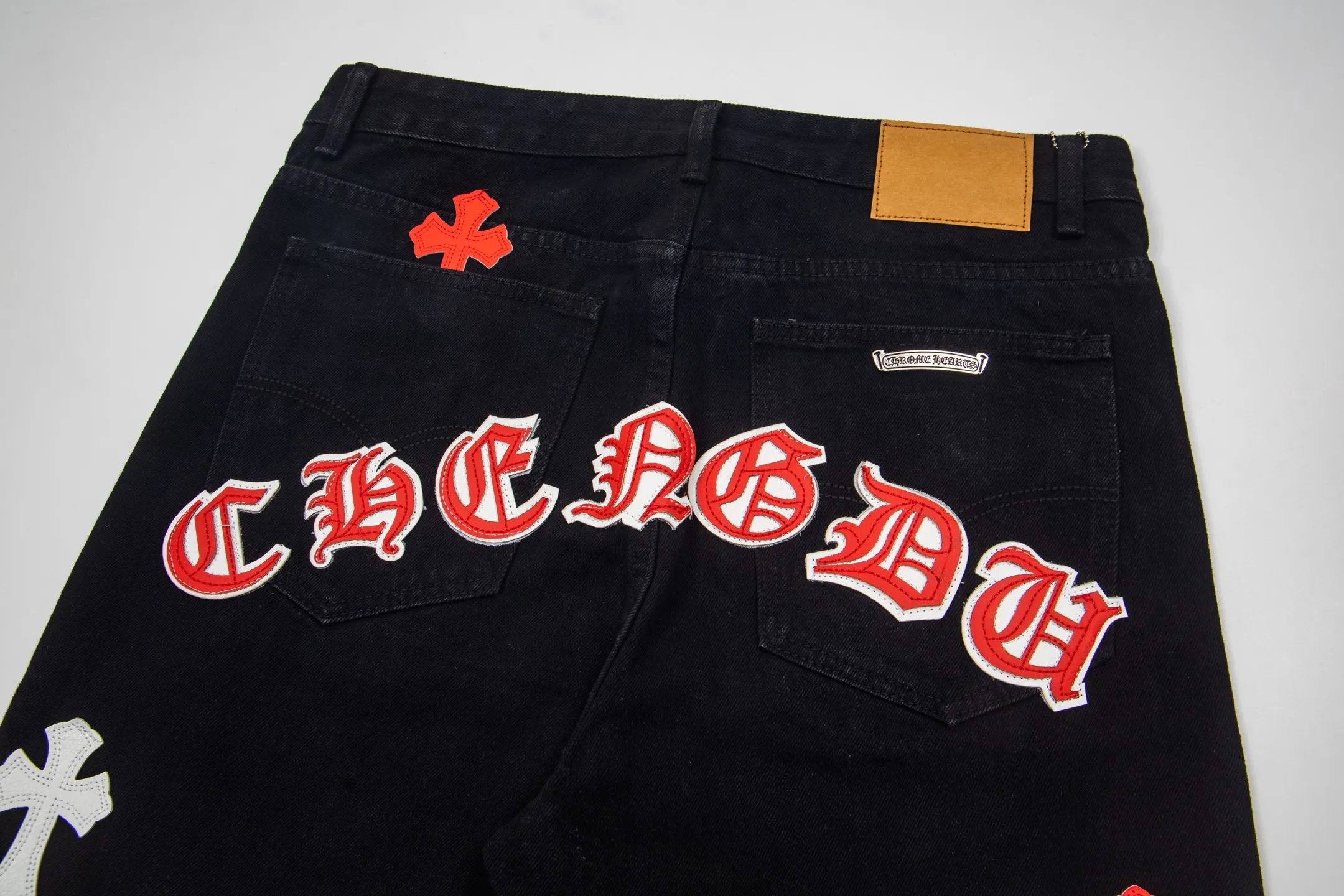 P260 Chrome Hearts Black Pants Sanskrit Red and White Patch Leather Jeans CH jeans need to be washed before being dismantled and then hand-stitched with sheepskin cross leather and then spliced ​​together. The whole piece has too many craftsmanship to explain. The patches are decorated with cross patterns and the high-waisted washed jeans! ! Absolutely high-end luxury products, god-level single products and super popular products, made with top heavy industry, a must-see magic weapon. Customized hardware. The fabric is thick and soft after washing. It has good breathability. Customized small leather label. Unique design. The details are simple and elegant, and the workmanship is exquisite. The entire trousers are neatly routed and the details are in place! It’s so cool that both men and women can easily control the genderless trend! Style number: 1872# Color: black Size: 28 30 32 34